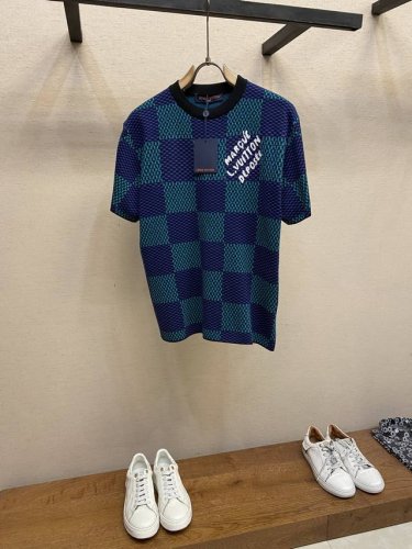 LV 棋盘格饰棉质针织短袖 毛料根据原版纱线进行检测，采用定做的高品棉纱纱线，我们定做的棉纱做工工序多，需要纺出原料芯，在进行二次加工上机勾纱，穿原料芯！做完在