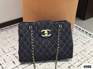 香奈儿 牛仔机车手提斜挎 Chanel 简直不要太酷！ 男生女生都可以驾驭 敲大容量装下整个世界~尺寸：35.26