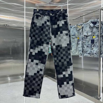 Lv 棋盘格马赛克格纹牛仔裤 本款牛仔出自 2025 春夏时装秀，以水洗 Damoflage 提花图案展现渐变层次。Marque L. Vuitton Dépo