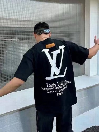 高品质 品名：Lv 24Ss新款印花圆领宽松短袖男女同款短袖T恤 颜色：黑色 面料：凯迪棉230G 版型：宽松 尺码 M-L-Xl 肩宽 胸围 衣长 M 62