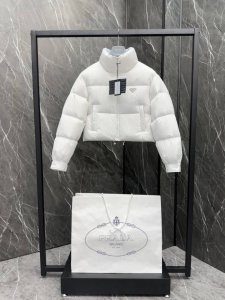 支持年后退换 特级羽绒Prada Re-Nylon短款女士羽绒夹克.同系常规款同步在售中.鹅绒填充超轻超软面料. 产品详情 这款羽绒夹克采用当代风格设计与新颖的