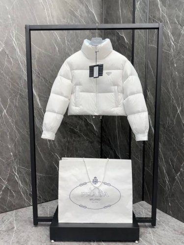 支持年后退换 特级羽绒Prada Re-Nylon短款女士羽绒夹克.同系常规款同步在售中.鹅绒填充超轻超软面料. 产品详情 这款羽绒夹克采用当代风格设计与新颖的