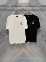 25春夏新品Fd刺绣Logo圆领T恤以其独特的设计和卓越的品质成为时尚界的新宠。采用100%纯棉面料，手感柔软且透气性极佳，穿着体验极为舒适。 T恤最大的亮点在