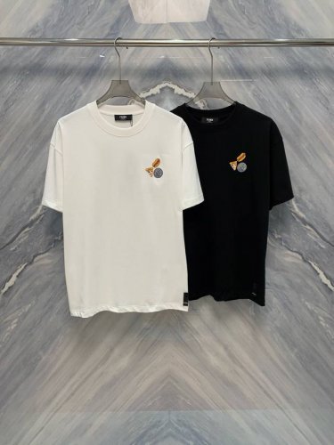 25春夏新品Fd刺绣Logo圆领T恤以其独特的设计和卓越的品质成为时尚界的新宠。采用100%纯棉面料，手感柔软且透气性极佳，穿着体验极为舒适。 T恤最大的亮点在