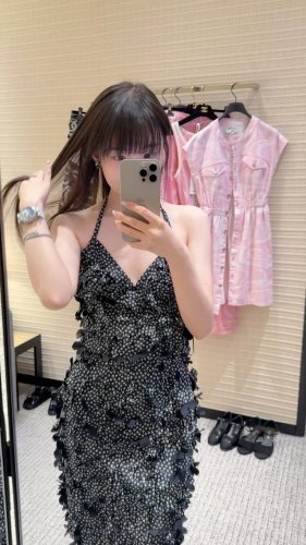 背心 半裙 Chane* 25Ss早春新款 重工花朵挂脖吊带背心+短裙套装丨独家高版出品 手工花朵背心 通体黑白两色可选 满铺点缀双C字母徽标 配合立体花瓣状造