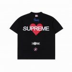 supreme Ss25 Week1 Announcing Tee 心形Logo图案圆领短袖T恤 印花细节十分到位 螺纹处采用成衣印花 需将成衣整烫平整后再次印