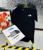 The North Face 北面25夏季新款印花休闲宽松情侣款 短袖T恤D1002 细节:版本一比一复刻，吊牌 领标 水洗。 面料：采用40织双纱280克面料