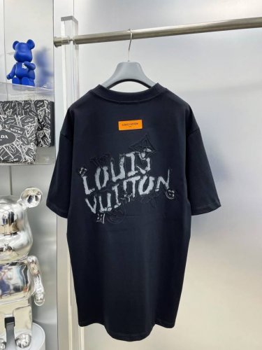 lv 路易 2025夏季新款手绘刺绣花卉字母Logo最新品短袖 Dd 专柜同步有售，原单狠货，时尚进口原版科技面料，上身舒适透气，原版定制五金辅料，上身帅气有型