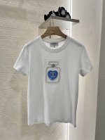 chane*2025新品上架 刺绣订珠香水 定制Yb丝光全棉材质 透气舒适 质感十足 常规短袖T恤裁剪 凸显品牌格调 采用克重纯棉制成 略带有弹力 呈现显瘦视觉