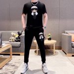 直 Fendi芬迪 2025官网同款.世界知名奢侈品牌.夏季男士短袖短裤套装 高品质 原单货套装 采用进口原单面料 ，当季时尚潮流款，百搭爆款。简洁大方，精密的
