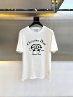 dior 2025夏男士新款经典圆领短袖T恤 进口高克重纯棉面料 面料手感丝滑柔软 透气亲肤性极佳 着身无比的舒适 整体质感相当之高 衣身胸前标志性徽标Logo