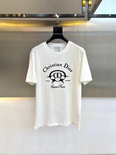 dior 2025夏男士新款经典圆领短袖T恤 进口高克重纯棉面料 面料手感丝滑柔软 透气亲肤性极佳 着身无比的舒适 整体质感相当之高 衣身胸前标志性徽标Logo
