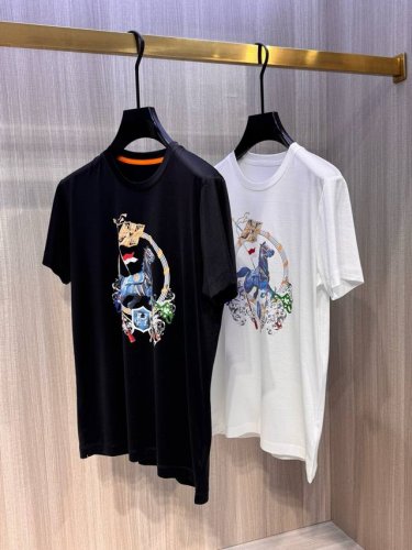 型号Hs036#，爱马家 2025春夏最新旗帜战马印花男士圆领T恤衫，前身极具代表性的旗帜战马图案，昂首阔步，雄壮威武，采用高端重工的2500目多色丝网台印工艺