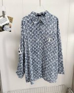 价格p： 品名：1V 毛巾绣Logo老花满印衬衫 尺码：S.M.L 颜色：黑色 真的好喜欢这个衬衫！新款扎染满印Logo麻料衬衫外套，蓝灰配色真的很夏天，当防晒