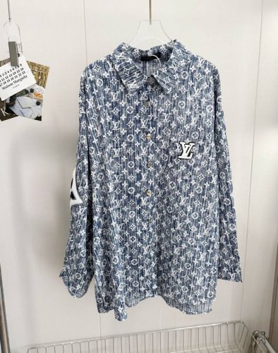 价格p： 品名：1V 毛巾绣Logo老花满印衬衫 尺码：S.M.L 颜色：黑色 真的好喜欢这个衬衫！新款扎染满印Logo麻料衬衫外套，蓝灰配色真的很夏天，当防晒