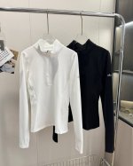 品名：Alo 反光Logo半拉链修身瑜伽防晒衫 尺码：S.M.L 颜色：白色 黑色 品质炒鸡好的一款运动型瑜伽服 舒适透气，高弹力运动型面料 亲肤舒适柔软 姐妹