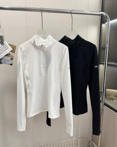 品名：Alo 反光Logo半拉链修身瑜伽防晒衫 尺码：S.M.L 颜色：白色 黑色 品质炒鸡好的一款运动型瑜伽服 舒适透气，高弹力运动型面料 亲肤舒适柔软 姐妹