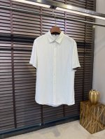 bur&巴宝2025Ss新款衬衣。采用高支数亚麻面料，自然光泽，非常高级，立挺有型；胸前饰以品牌字母Logo图案，辨识度极高，袖子拼接经典格子，时尚感满满；微阔