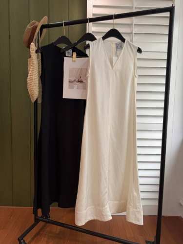 夏季新品 Toteme瑞典的设计师品牌 继爆款套装系列又出连衣裙啦 炒鸡舒服． 极简穿搭 V领更修饰颈脖线条 米白．黑色S-Xl现货现发
