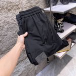 burberry巴宝莉 沉稳黑工装束脚裤 随性与实用的完美融合 温柔又沉稳的黑色调，轻松就能营造出随性氛围。腰部的抽绳设计，方便调节，穿着无拘无束 。 两侧大大