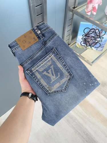 p250 Lv 2024秋冬新款现货上市，原单爆款牛仔裤超级定制款，原版五金，超级重工工艺，版型超赞细节做工无可挑剔！款式不挑人，特别高档，好货不等人，看中赶紧
