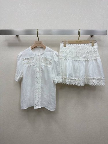 25Ss Miumi *新品 圆领上衣搭配半裙 一套上身减龄又显瘦时髦 优雅少女穿搭 拼接蕾丝工艺 彰显品牌魅力 高级优雅 日常百搭又时髦 重要场合也驾驭得住