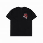 Givenchy 纪梵希 25Ss 胸口毛巾绣徽标短袖 采用100%棉质面料，柔软透气，让你在夏日里尽享舒适。 胸前G字母毛巾刺绣绣花，整件衣服搭配白色线条锁边