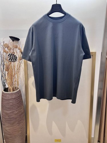 Size：46 48 50 52码 黑白灰三色 男女同款 197712170571 1V 路易家 本款 T 恤取材柔软针织100%纯棉，以轻盈硅质塑造正面 1V