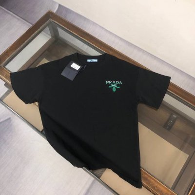 pra*Da 普拉达 25Ss专柜同款圆领刺绣短袖T恤～特供定制面料！ 厚板立体！衣服偏厚使整体高透气和柔软性的质感更加凸显，饱满的棉质感引起极度舒适。高端人士