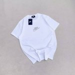 nike 耐克镂空小勾男女情侣款T恤 颜色:黑色 白色 尺码: M～2Xl 这款耐克系列T恤是艺术家重新演绎的进口3D印花机 采用230克双纱纯棉面料 极具立体