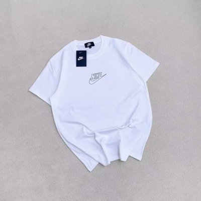 nike 耐克镂空小勾男女情侣款T恤 颜色:黑色 白色 尺码: M～2Xl 这款耐克系列T恤是艺术家重新演绎的进口3D印花机 采用230克双纱纯棉面料 极具立体