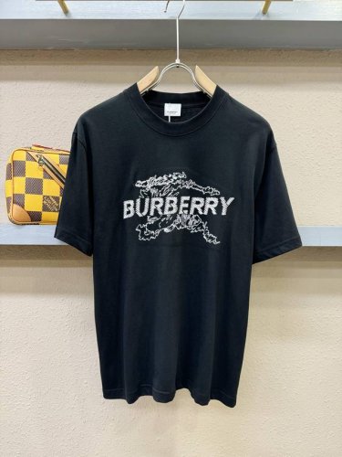 Burberry巴宝莉 2025春夏新款短袖T恤 走秀图案时尚休闲短袖T恤衫 设计Logo设计 极具设计精选客供260克100%全棉面料 手感柔软亲肤 着身舒适