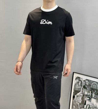 Dio*R迪-奥25S新款情侣圆领T恤！领口撞色包边设计.胸口3D立体字母绣花.190G甄选100%丝光棉面料.垂感丝滑.棉质饱满富有弹性.秉持着对细节追求 图