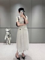 prada 普拉达25Ss新款套装 短袖上衣半身裙套装，经典三角标装饰，时尚大方 性价比特别高 尺码 S M L S 80-95 斤 M95-115斤 L115