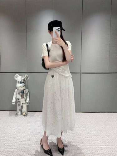 prada 普拉达25Ss新款套装 短袖上衣半身裙套装，经典三角标装饰，时尚大方 性价比特别高 尺码 S M L S 80-95 斤 M95-115斤 L115