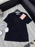 爆款现货 原单品质 Miu Mi *｜25新品圆领订珠短袖T恤 精致常规版型上身显瘦！ 定制最新字母 低调奢华！ 时髦精必备单品解锁所有穿搭！ 认准我家品质！经