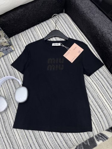 爆款现货 原单品质 Miu Mi *｜25新品圆领订珠短袖T恤 精致常规版型上身显瘦！ 定制最新字母 低调奢华！ 时髦精必备单品解锁所有穿搭！ 认准我家品质！经