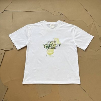 Givenchy纪梵希 Logo字母柠檬印花圆领短袖 Ss24T恤 不得不说Gvc家的衣服设计真的很棒 图案很有艺术感 这款T简直太酷了 好看又简约 绝绝子 小