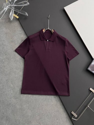 lss新款高端商务休闲马球Polo衫 这款Polo衫采用羊毛珠地面料制作而成，翻领设计门筒采用V字型纽扣设计，增加高级优雅感，是男士商务休闲必备单品，上身效果极