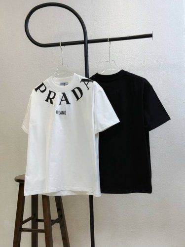 款号X193 prada普拉达领口标识Logo字母印花圆领短袖 情侣同款 全套包装 三标齐全 区别市场通货 随意对比 纯棉280克高克重32支双纱 不起球 不褪