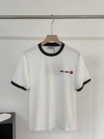 30Ss新款 Miu Mi*帆船刺绣圆领短袖T恤 ！！！ 独家高版出品！面料选用亲肤双面水柔棉 200 克，正反面面料都一样的面料、冰凉舒适，上身柔软亲肤，撞色
