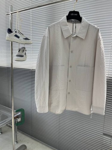 Bc 男款黑科技速干棉质浮雕泡泡纱立体条纹微廓型薄款衬衫外套 关于款式及设计： 很有风格化的一组衬衫，不同于衣橱里的同品类，在设计结构上更接近于是一组薄外套。极