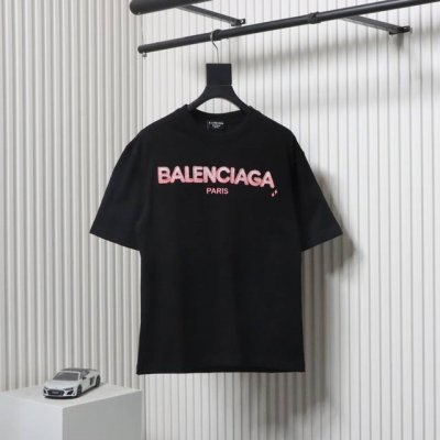 balenciaga 巴黎世家 25Ss 渐变字母刺绣短袖面料采用280克重精梳棉，定制32支1*1螺纹，成衣两遍水洗处理，面料舒适亲肤无异感，定制定染面料，纺