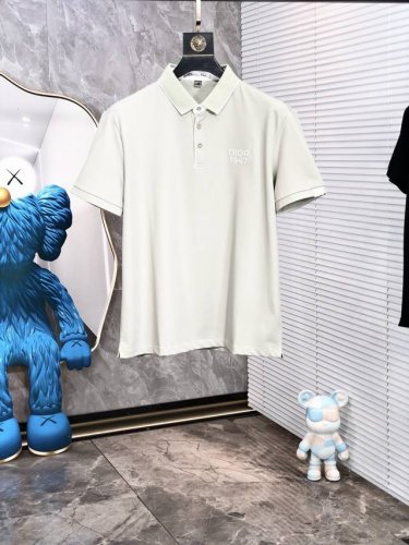 Dior。2025春夏新款男士标识短袖Polo衫，延续经典商务休闲翻领Polo恤.该款Polo衫采用丝光双面棉质珠地面料制成，隽永设计可跨越时尚潮流。经典款型，