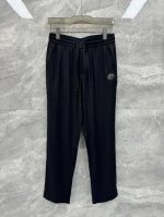 p310 25春夏新款路易斜纹亚麻面料休闲长裤，男士Marque L.Vuitton DéPoséE刺绣标语抽绳亚麻休闲裤。路易家族新一季人气产物驾到，高规格的