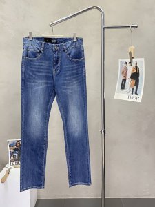 Dolce&Gabbana杜嘉班纳独家专供新款牛仔裤高端版本！专柜定制面料 透气舒适度高，细节无可挑剔，品牌元素设计理念，体现高品质。手感细腻柔软！呈现休闲裁剪