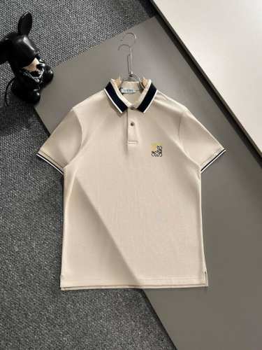 罗意威25Ss春夏新款翻领Polo。精选天丝棉贡缎棉料，舒适细腻带来极佳的亲肤感，同时吸湿透气，W方便打理。精工螺纹现织领口，修饰身形同时更不易变形，5与细节处