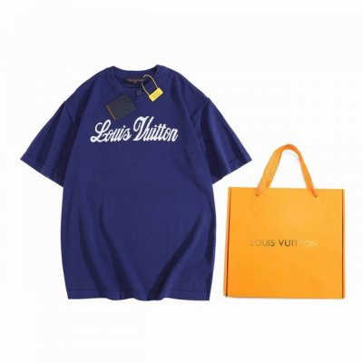 配手提盒+5 1V Ss新款 胸前徽标提花Logo针织短袖T恤 本款轻盈棉质针织衫拥有 T 恤廓形 醒目呈现 系列 再以嵌花工艺将融入感叹号图案。翻转效果真丝标