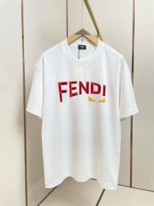 芬迪2025新款T恤 红色主体Logo 经典小怪兽之眼加持 双层螺纹领口 肩部通肩压条 280克纯棉面料舒适透气 黑白双色 男女同款 码数S-Xxl