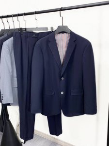 新品 ！25四季款Thom Browne汤姆布朗 西服套装可不是像一般服饰那么简单容易能生产的,面料要求是极其严格且制作工序复杂多变.假如一道工序制作粗心或是将